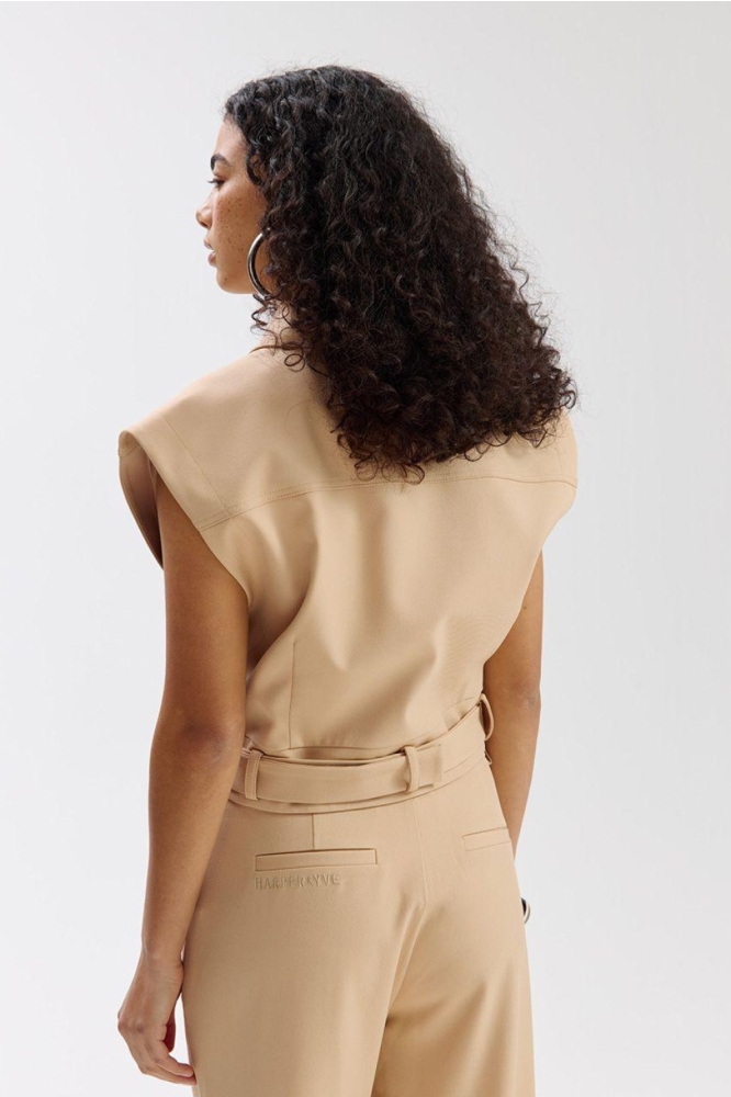 Harper & Yve zand dames gilet | Model achteraanzicht