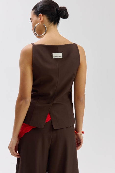Harper & Yve bruine dames gilet | Model achteraanzicht