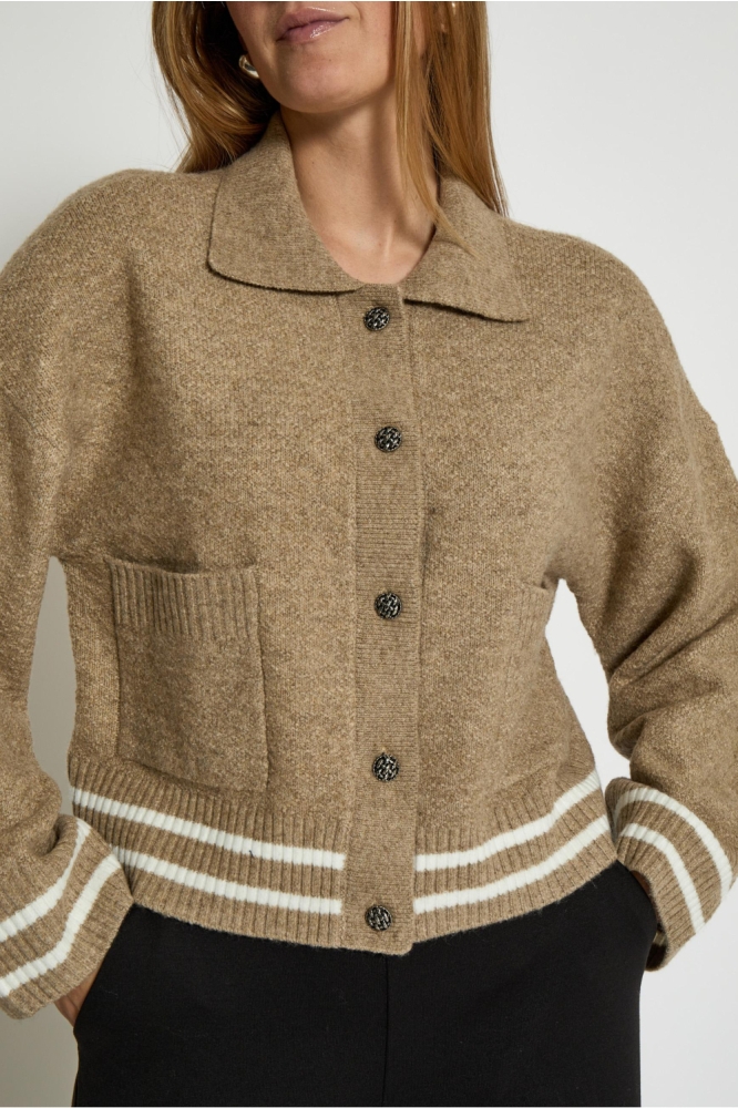 Peppercorn beige dames vest | Model vooraanzicht