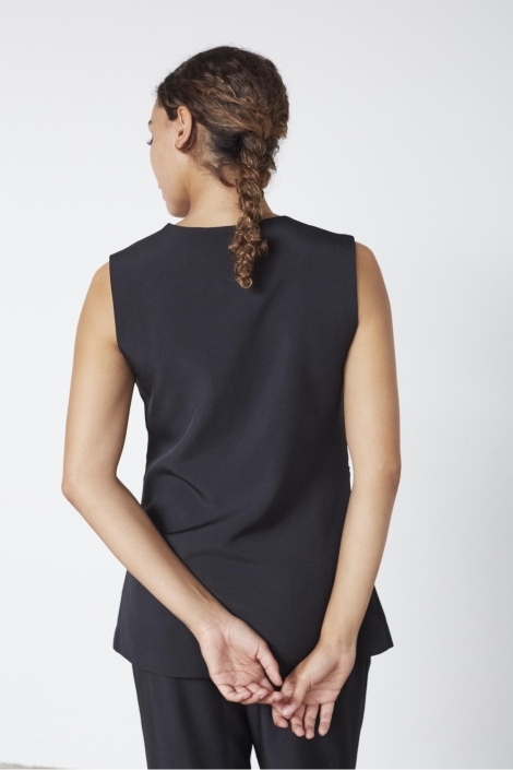SisterS point zwarte dames gilet | Model achteraanzicht