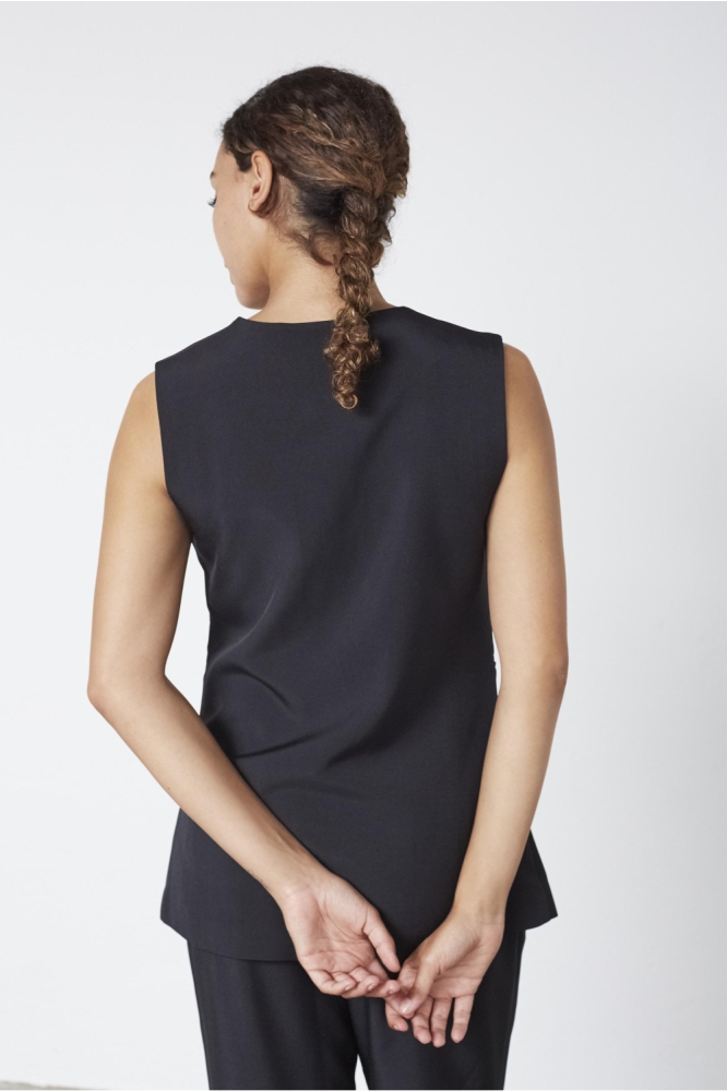 SisterS point zwarte dames gilet | Model achteraanzicht