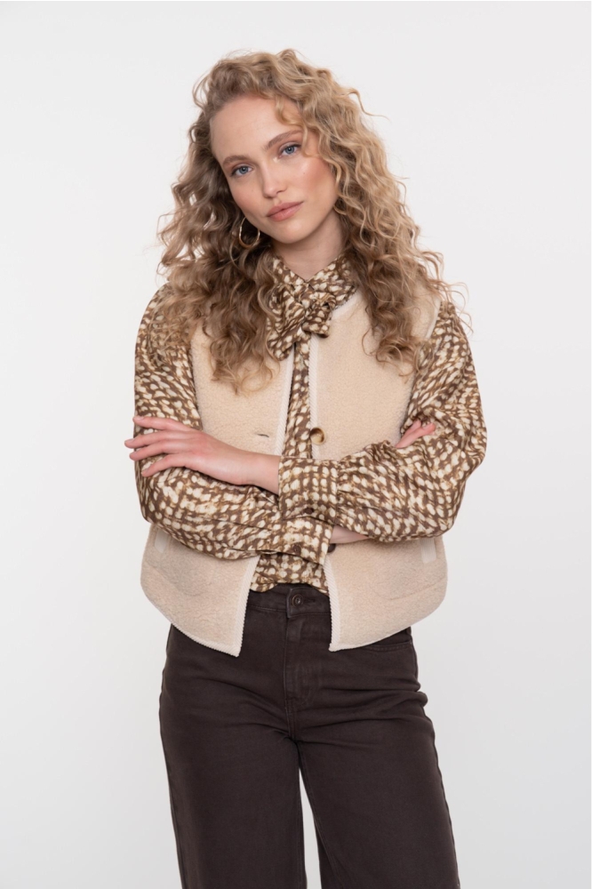 Geisha beige dames gilet | Model vooraanzicht