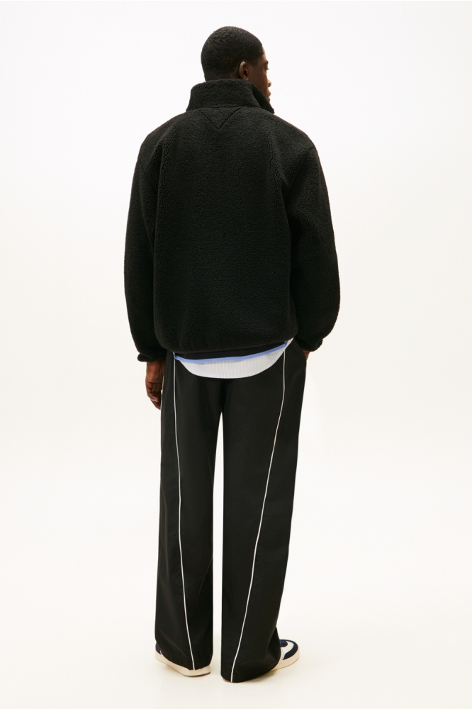 Tommy Jeans zwarte heren vest | Model