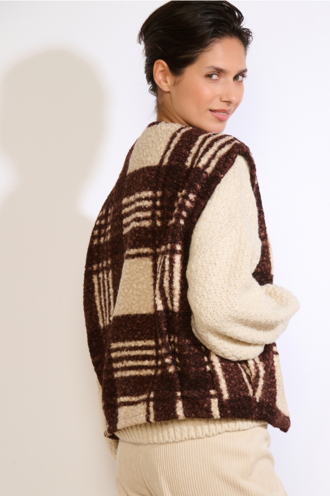 LolaLiza bruine dames gilet | Model zijaanzicht