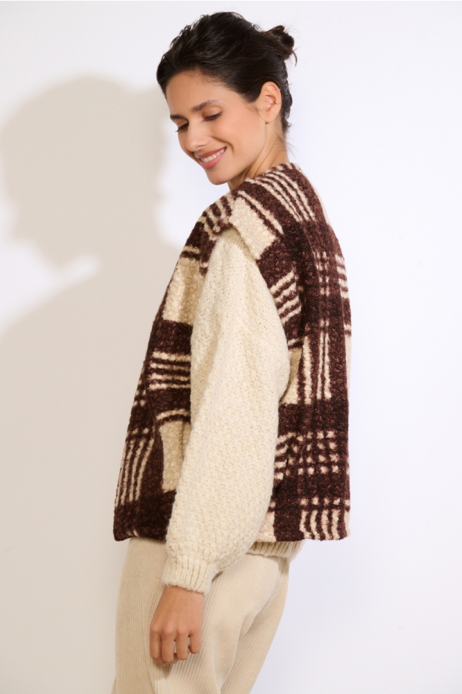 LolaLiza bruine dames gilet | Model zijaanzicht