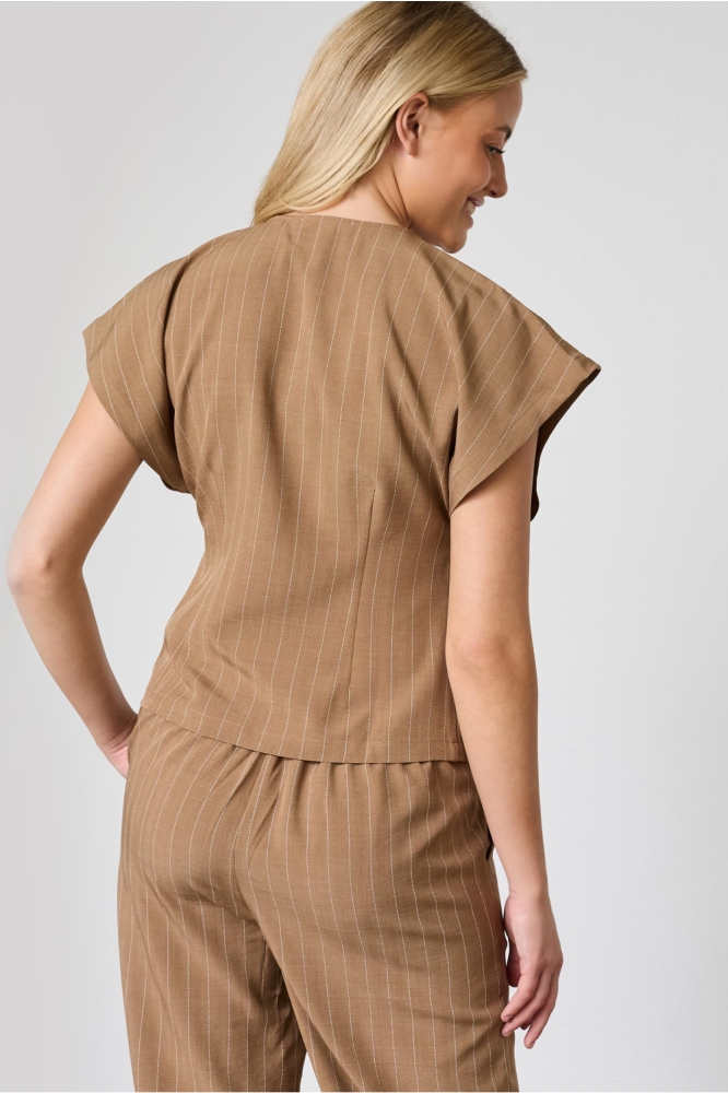 SisterS point camel dames gilet | Model achteraanzicht