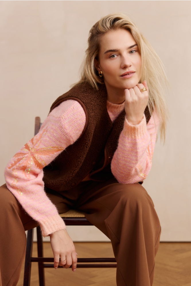 LolaLiza camel dames gilet | Model vooraanzicht