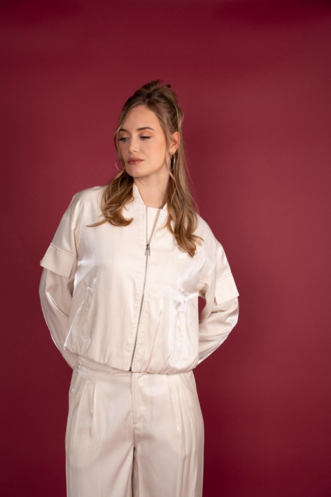 I-coni-K beige dames jas | Model vooraanzicht