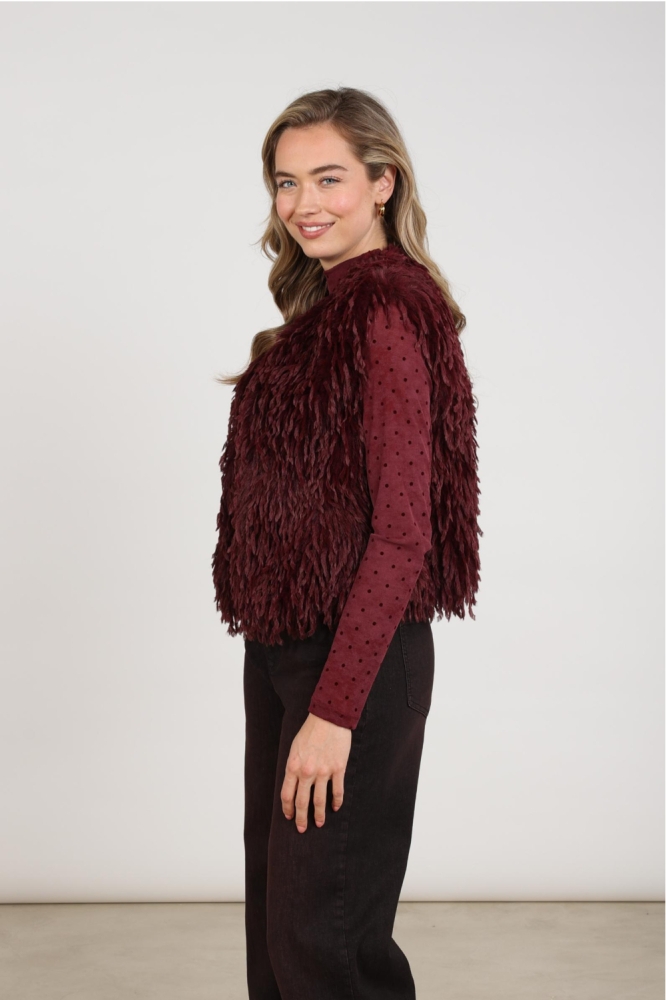 Nukus bordeaux dames gilet | Model zijaanzicht