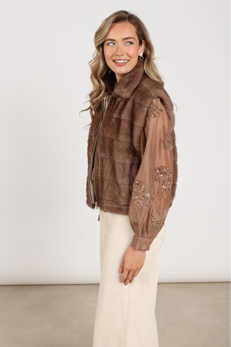 Nukus camel dames gilet | Model zijaanzicht