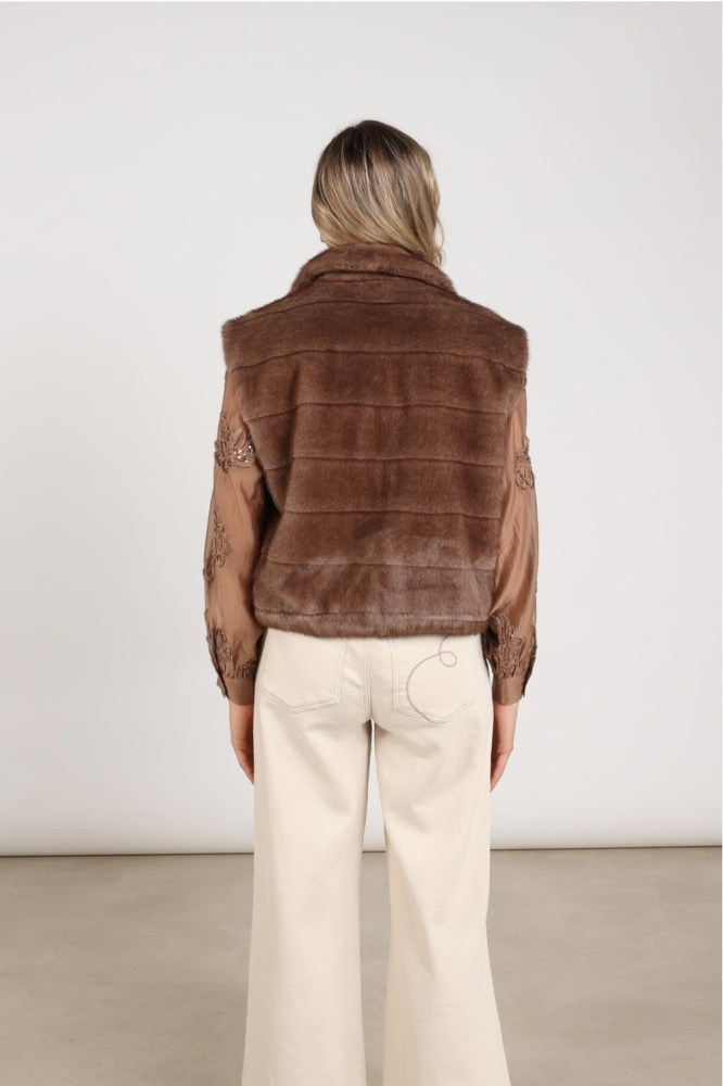 Nukus camel dames gilet | Model achteraanzicht