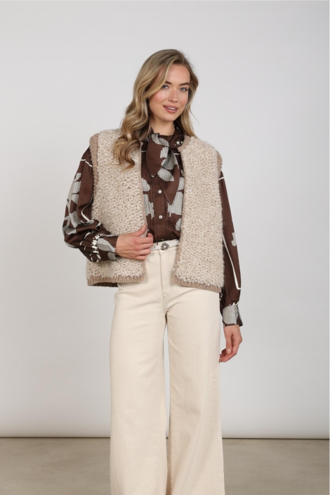 Nukus zand dames gilet | Model vooraanzicht