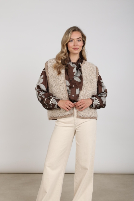 Nukus zand dames gilet | Model vooraanzicht