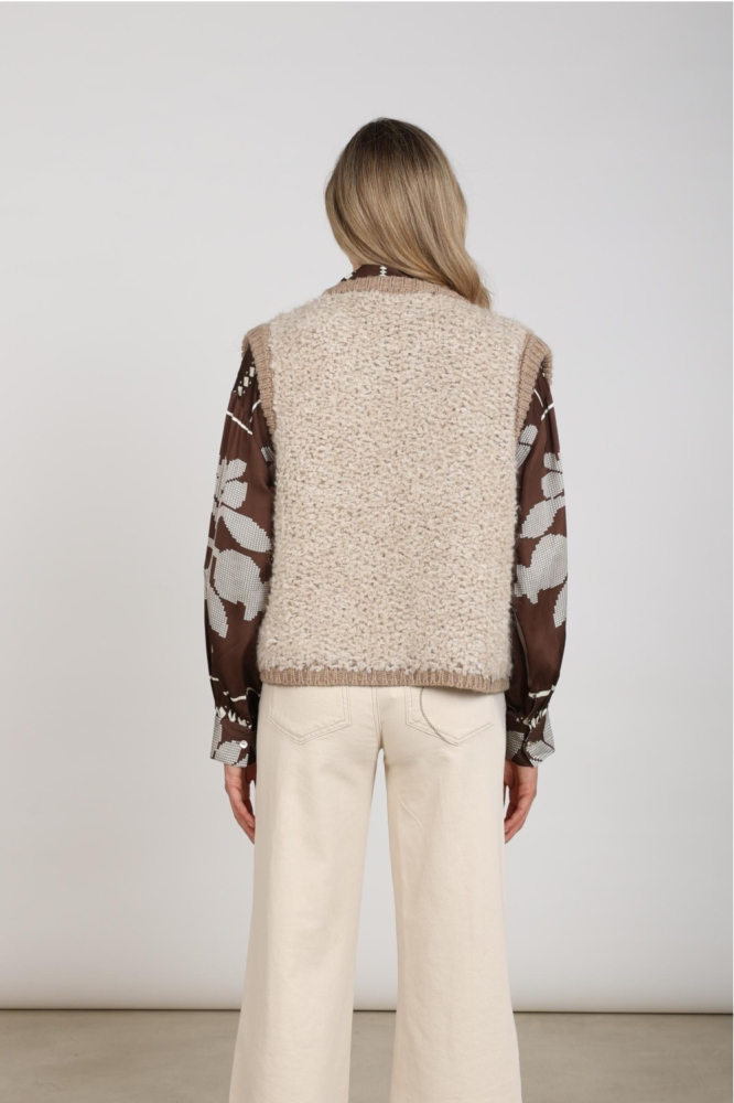 Nukus zand dames gilet | Model achteraanzicht