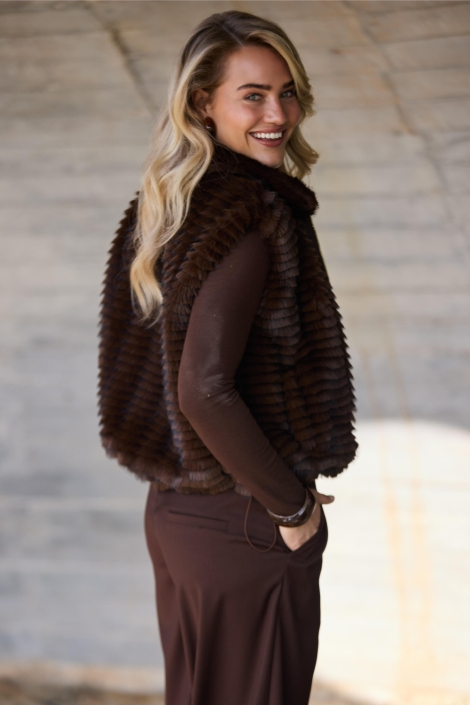 Nukus bruine dames gilet | Sfeerbeeld, In situatie