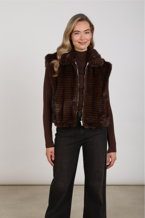 Nukus bruine dames gilet | Model vooraanzicht