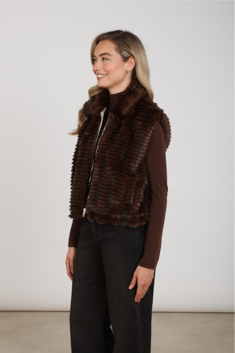 Nukus bruine dames gilet | Model zijaanzicht