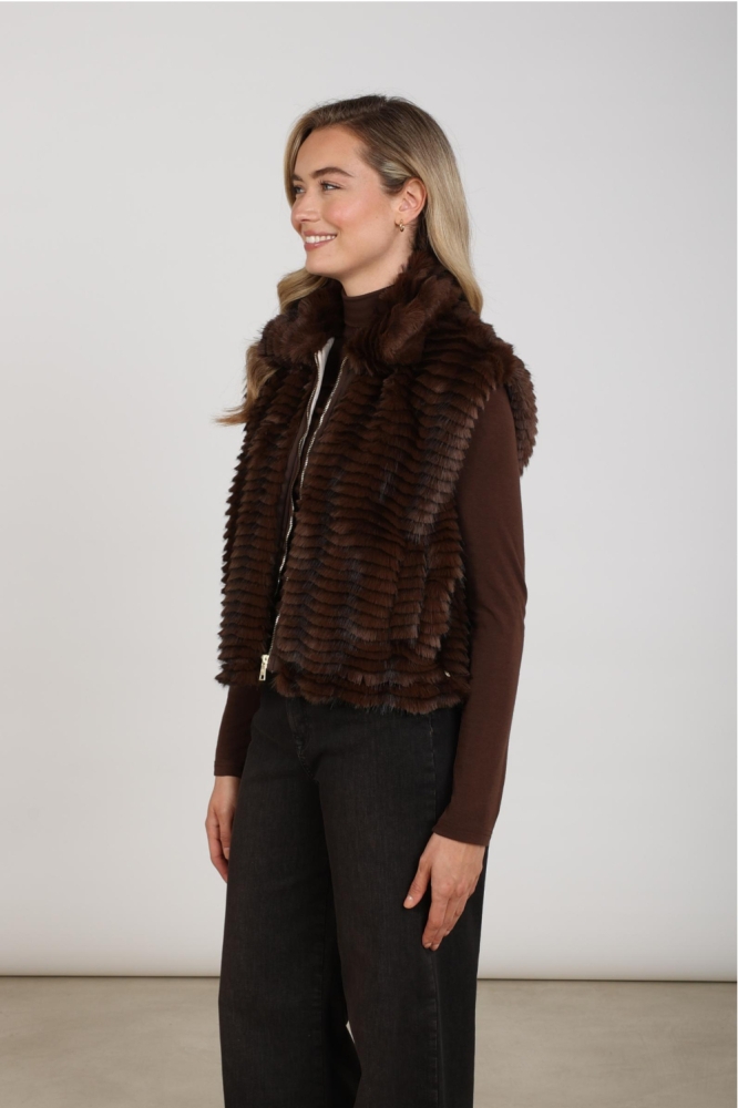 Nukus bruine dames gilet | Model zijaanzicht