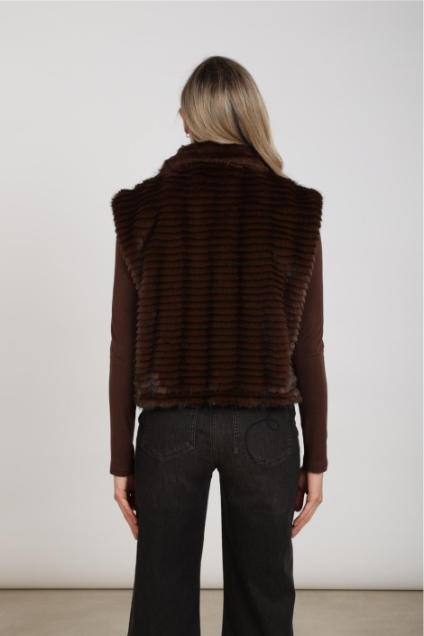 Nukus bruine dames gilet | Model achteraanzicht