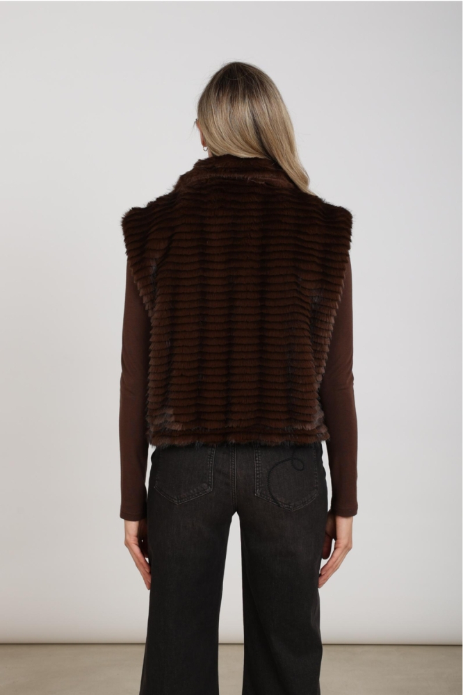 Nukus bruine dames gilet | Model achteraanzicht