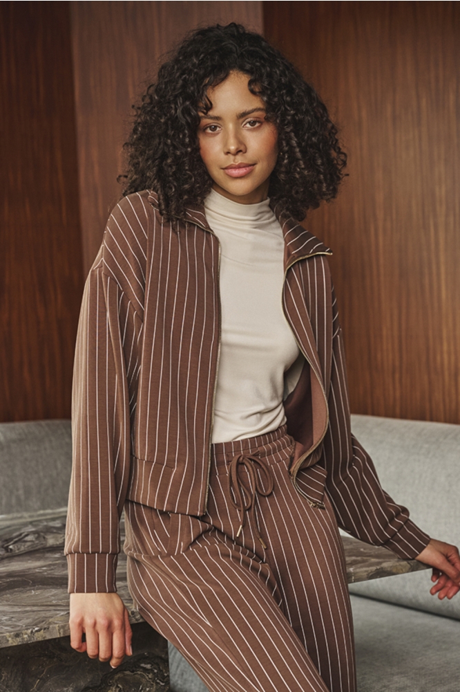 EsQualo bruine dames vest | Model vooraanzicht