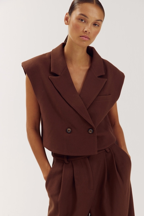 Harper & Yve bruine dames gilet | Model vooraanzicht