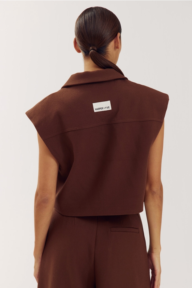 Harper & Yve bruine dames gilet | Model achteraanzicht