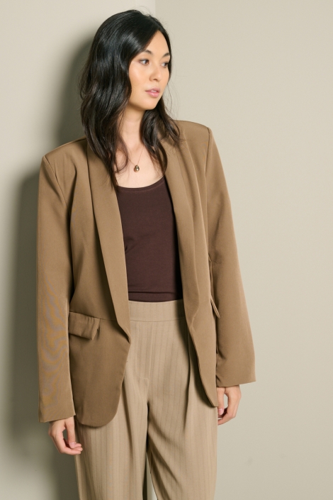 LolaLiza taupe dames blazer | Model vooraanzicht