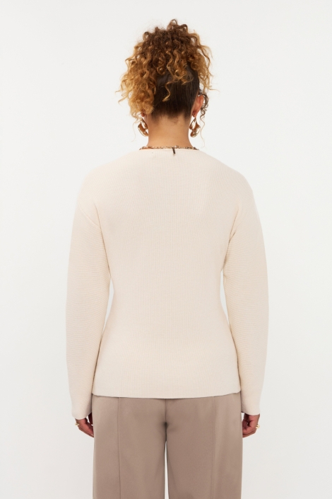 Ydence ecru dames trui | Model achteraanzicht
