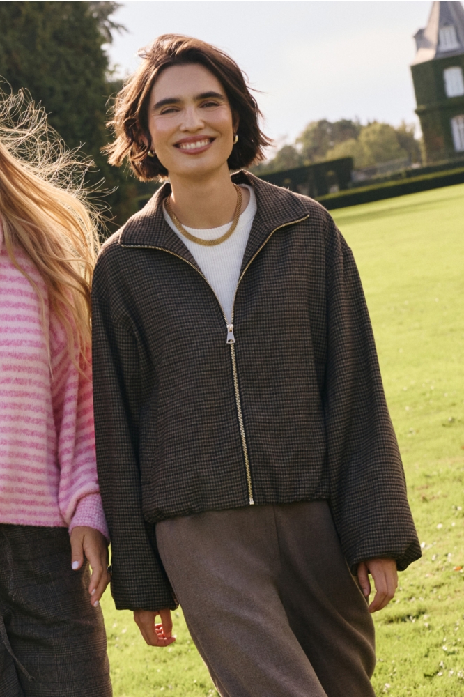 LolaLiza bruine dames vest | Sfeerbeeld, In situatie