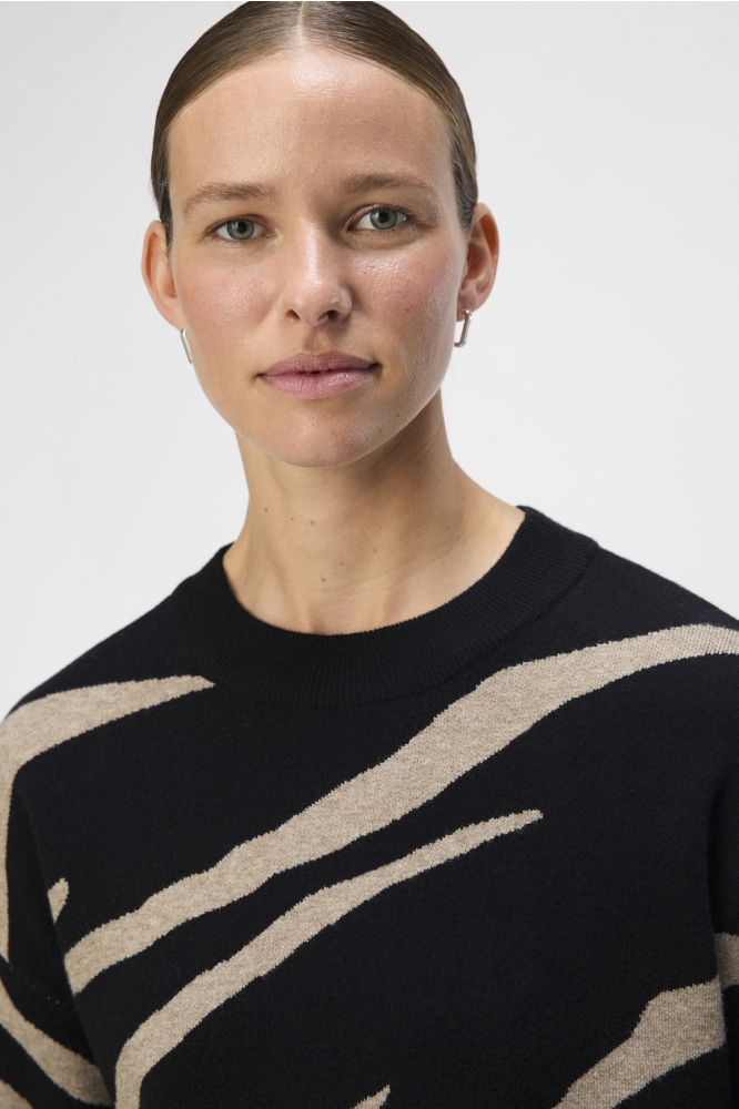 Object zwarte dames trui | Close up