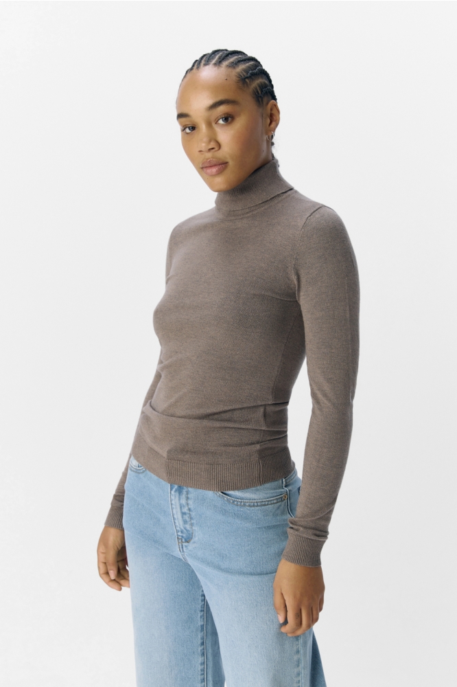 Object bruine dames trui | Model vooraanzicht