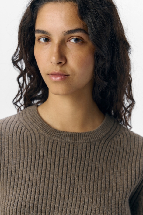 Object bruine dames trui | Close up