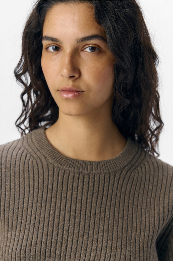 Object bruine dames trui | Close up