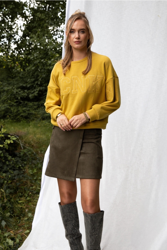 I-coni-K gele dames sweater | Model