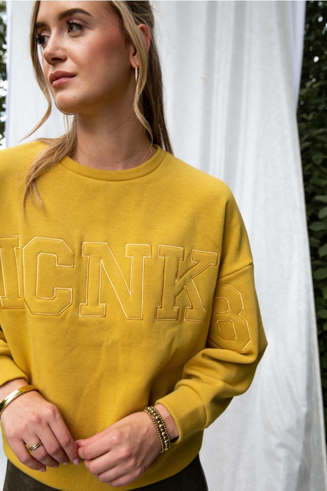 I-coni-K gele dames sweater | Close up