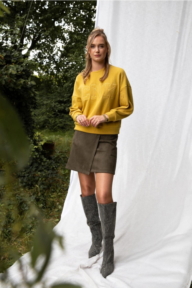 I-coni-K gele dames sweater | Model