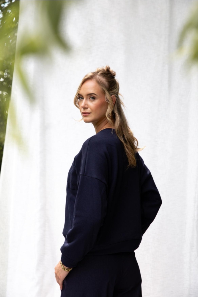 I-coni-K blauwe dames sweater | Model achteraanzicht