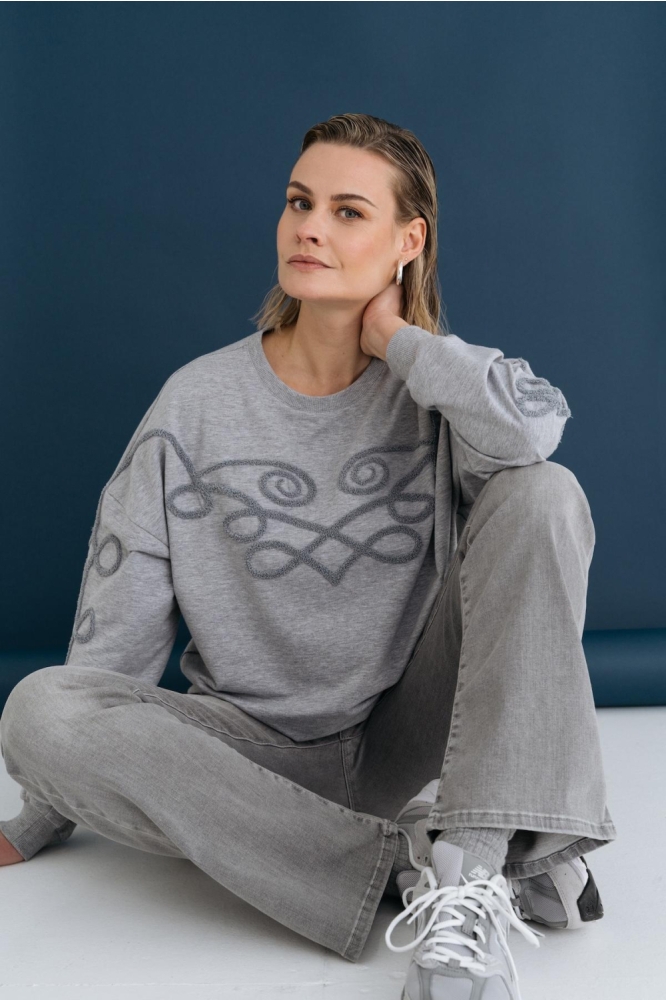 Maicazz grijze dames sweater | Model