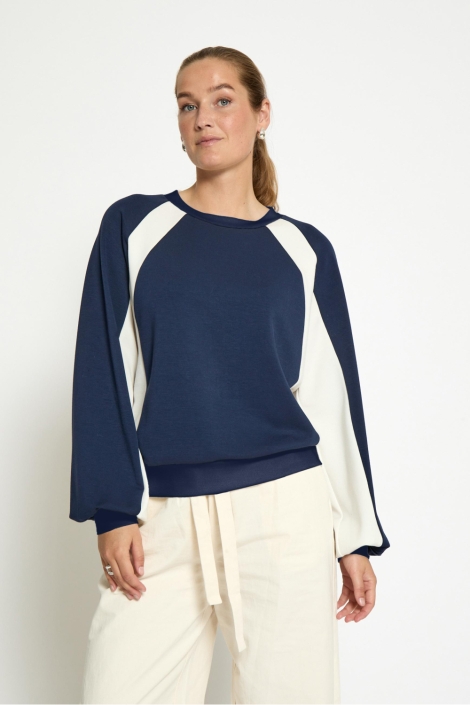 Peppercorn blauwe dames sweater | Model vooraanzicht