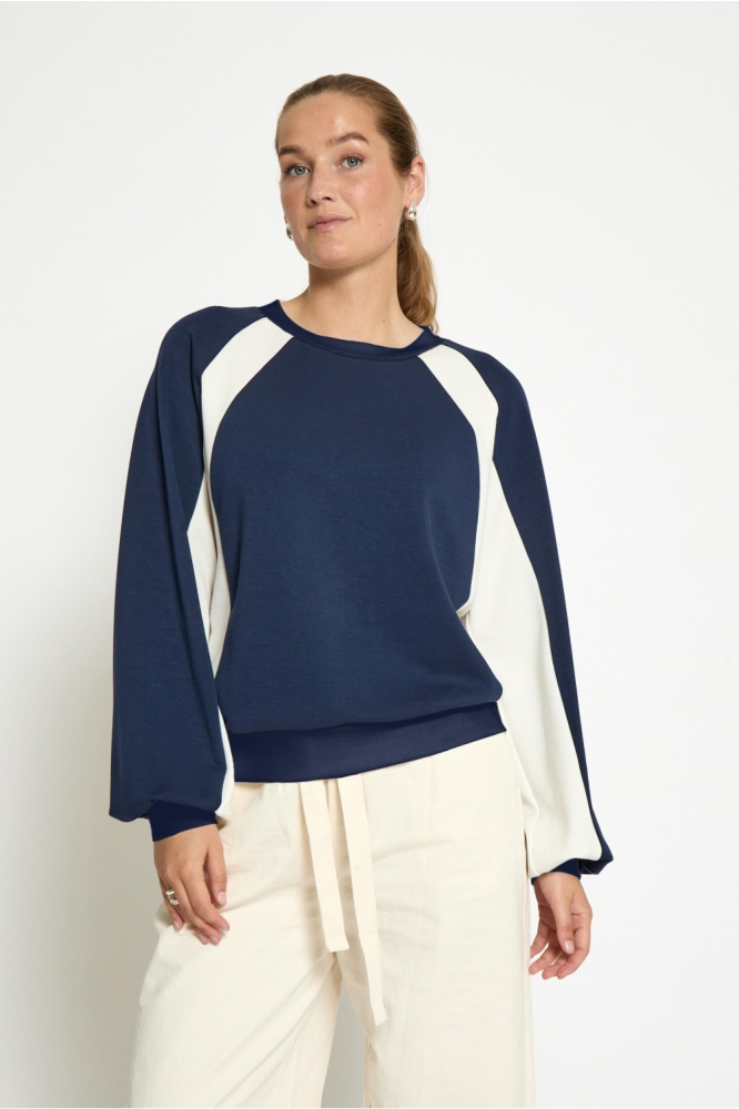 Peppercorn blauwe dames sweater | Model vooraanzicht