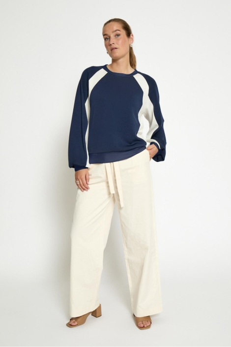 Peppercorn blauwe dames sweater | Model