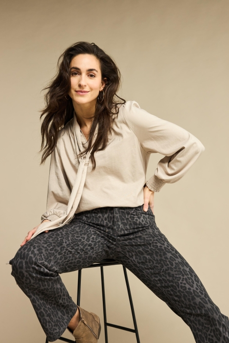 Red Button beige dames t-shirt | Model vooraanzicht