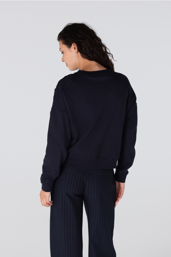 Juffrouw Jansen blauwe dames sweater | Model achteraanzicht