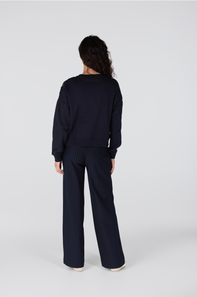 Juffrouw Jansen blauwe dames sweater | Model achteraanzicht