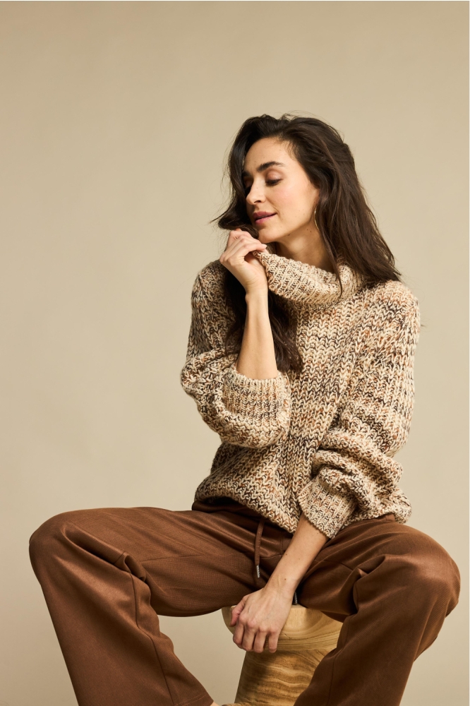 Red Button bruine dames trui | Model vooraanzicht