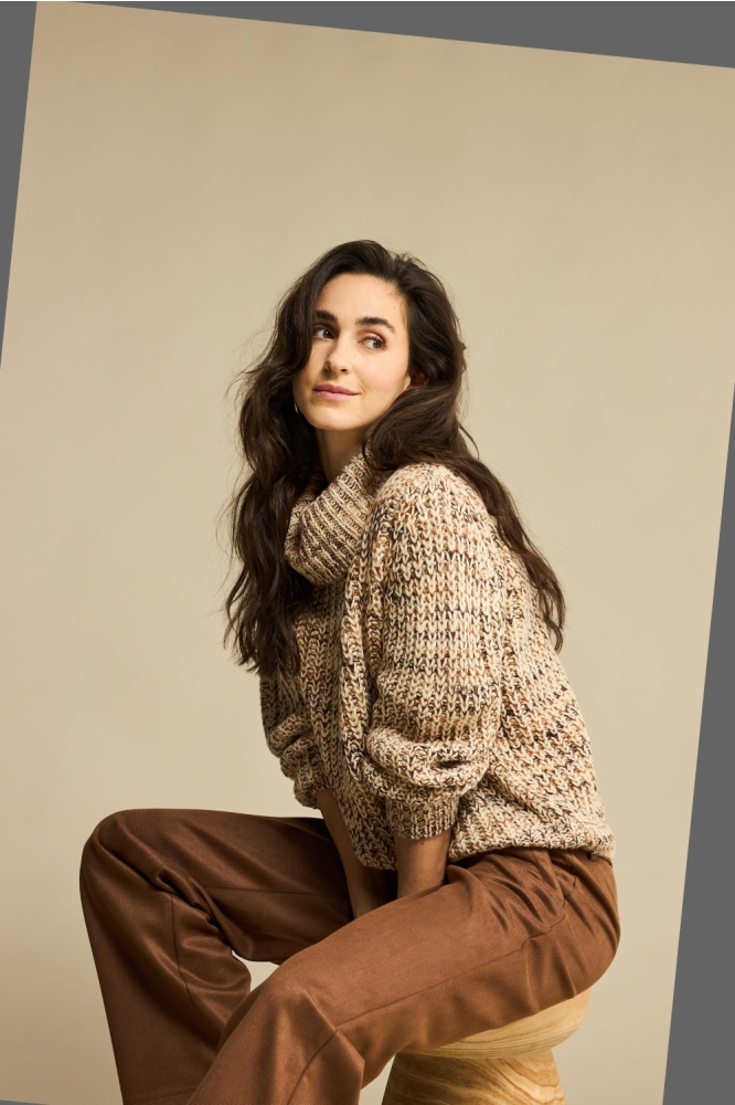 Red Button bruine dames trui | Model zijaanzicht