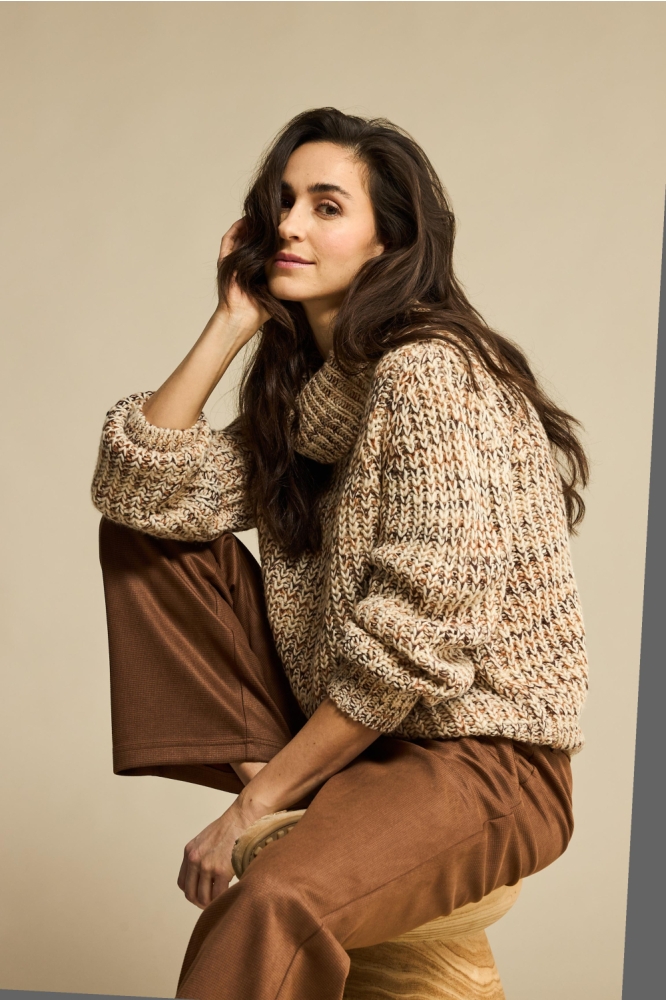 Red Button bruine dames trui | Model zijaanzicht