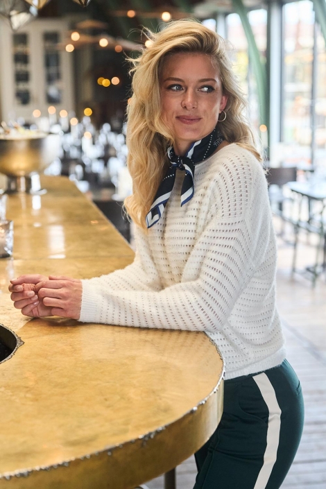 Red Button ecru dames trui | Sfeerbeeld, In situatie