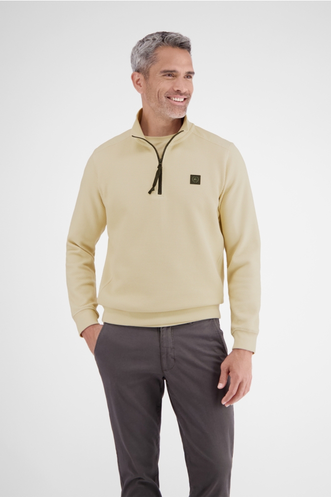 Lerros beige heren trui | Model vooraanzicht